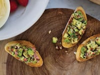 Photo de la Recette: Crostini à L’avocat et au Radis