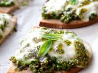 Photo de la Recette: CROSTINIS DE MOZZARELLA, PETITS POIS ET PESTO DE MENTHE