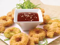 Photo de la Recette: CROUSTILLANTES PÉPITES DE POULET XOXO, SAUCE AU MIEL ET AIL