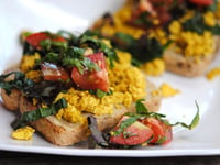 Photo de la Recette: Croûton à Déjeuner au Tofu Brouillé et Baba Ganoush