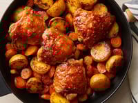 Photo de la Recette: Cuisses de Poulet Poêlées, Glacées avec un Mélange de Miel, de Sriracha et D'ail