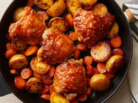 Photo de la Recette: Cuisses de Poulet Poêlées, Glacées avec un Mélange de Miel, de Sriracha et D'ail