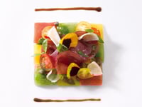 Photo de la Recette: Damier de Tomates, au Vieux Balsamique, Jambon Cecina et Basilic Fleur