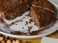 Photo de la Recette: Dessert Semi-Glacé au Chocolat et à la Noisette dans une Croûte Chocolatée à la Cannelle et aux Céréales All-Bran*