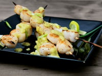 Photo de la Recette: Brochettes de Pétoncles Sauce Oignons Verts, Gingembre et Lime