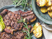 Photo de la Recette: Entrecôtes Salade Verte et Pommes de Terre Grillées