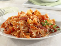 Photo de la Recette: Farfalle BarillaMD avec Oignons Rouges, Tomates, Thym et Parmigiano Reggiano