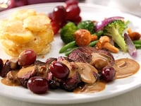 Photo de la Recette: FILET DE POITRINE DE CANARD SAUVAGE AUX RAISINS CHAUDS ET SAUCE CHASSEUR