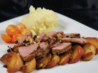 Photo de la Recette: Filet de Porc Farci sur Pommes en Sauce