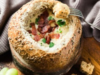 Photo de la Recette: Fondue au Fromage dans un Bol de Pain