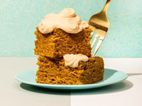 Photo de la Recette: Gâteau à la Citrouille et au Thé Chai, Glaçage au Labneh et Café