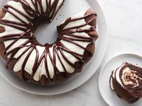 Photo de la Recette: Gâteau au Chocolat avec Tourbillon de Fromage à la Crème en Couronne