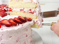 Photo de la Recette: Gâteau aux Fraises Fraîches Nappées d'une Crème Légèrement Fouettée