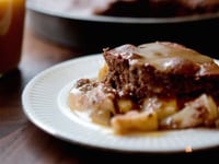 Photo de la Recette: Gâteau Choco-poires et Sauce à L'érable