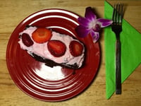 Photo de la Recette: Gâteau Chocolat et Fraises Glaçage Rose