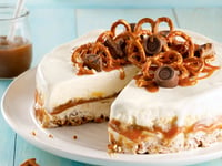 Photo de la Recette: Gâteau Crème Glacée au Caramel et Croûte de Bretzels