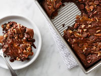 Photo de la Recette: Gâteau Décadent au Chocolat, Caramel et les Noix de Pécan