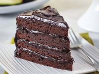 Photo de la Recette: Gâteau Étagé au Fudge, Glaçage à L'avocat et au Chocolat