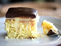 Photo de la Recette: Gâteau Jaune au Beurre Fourré d'un Pudding à la Vanille Française et Givré de Chocolat Riche