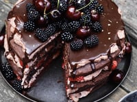 Photo de la Recette: Gâteau Rêve au Chocolat avec Crème Fouettée au Chocolat, de la Ganache et des Baies Fraîches