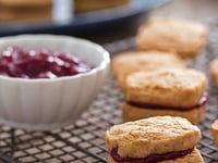 Photo de la Recette: Gâteries au Beurre D'arachides et à la Confiture