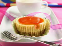 Photo de la Recette: Gâteaux au Fromage Garnis de Caramel avec Croûte au Gruau et aux Pacanes
