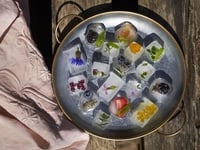 Photo de la Recette: Glaçons Infusés Décoratifs aux Fleurs et aux Fruits