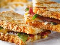 Photo de la Recette: GRILLED CHEESE DOUBLE CHEDDAR ET BACON