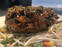 Photo de la Recette: Hamburger Steak sur un Lit de Fèves Germées