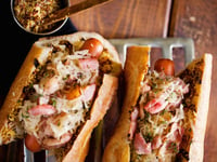 Photo de la Recette: Hot Dog Géant à la Choucroute, Lardons de Bacon et Moutarde à L'ancienne