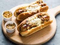 Photo de la Recette: Hot-dogs aux Oignons Caramélisés, Champignons et Le Migneron de Charlevoix