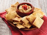 Photo de la Recette: Houmous Maison aux Poivrons Grillés avec Croustilles de Pita Multigrains