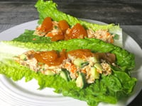 Photo de la Recette: Laitue Farcie de Salade de Poulet et Sauce au Pêches