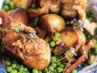 Photo de la Recette: Lapin Rôti aux Petits Pois et Pommes de Terre Nouvelles