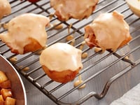 Photo de la Recette: Les Beignets aux Pommes Trempés dans L'érable