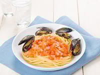 Photo de la Recette: LINGUINE SANS GLUTEN ET MOULES DANS UN BOUILLON DE TOMATES AU VIN BLANC