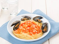 Photo de la Recette: LINGUINE SANS GLUTEN ET MOULES DANS UN BOUILLON DE TOMATES AU VIN BLANC