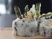 Photo de la Recette: MAKI VÉGÉTARIEN AUX ASPERGES TEMPURA ET FROMAGE À GRILLER