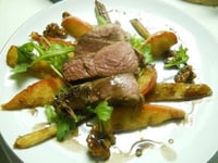 Photo de la Recette: MARCASSIN, SALADE CHAUDE AUX PANAIS, POMMES, NOIX ET SIROP DE LIÈGE