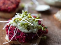 Photo de la Recette: MINI-BURGERS À LA BETTERAVE, BOULGOUR & MAYONNAISE À L’AVOCAT