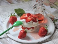 Photo de la Recette: MINI PAVLOVAS AUX FRAISES, BASILIC ET SIROP DE COQUELICOT