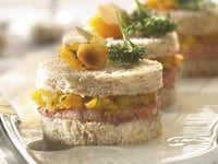 Photo de la Recette: MINI-SANDWICHES AU PÂTÉ DE GIBIER ET CHUTNEY D’ABRICOTS
