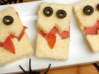 Photo de la Recette: Mini Sandwichs Barjos D’Halloween au Saumon Fumé