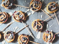 Photo de la Recette: Minibrioches à L’érable et aux Bleuets sur Bâton