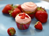 Photo de la Recette: Minis Cupcakes à la Vanille et Glaçage aux Fraises