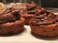 Photo de la Recette: Muffins Chocolat, Canneberges, Framboises et Glaçage Chocolat