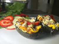 Photo de la Recette: Oeufs broyés avec Petits Légumes dans une Pelure D'Avocat