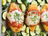 Photo de la Recette: Poulet Parmesan Simple et Savoureuse Cuit au Four avec des Courgettes