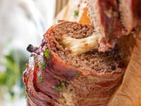 Photo de la Recette: Pain de Viande Farci au Fromage et Enrobé de Bacon