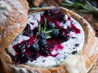 Photo de la Recette: Pain Farci au Dindon, Brie et Bleuets